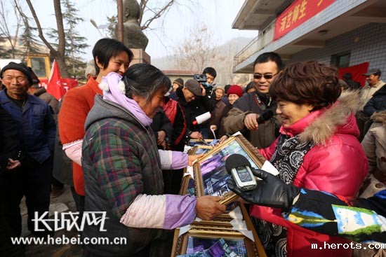 18luck快乐彩师生“文化套餐”送下乡